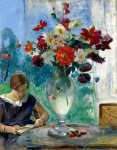 Молодая женщина чтения рядом с ваза с цветами